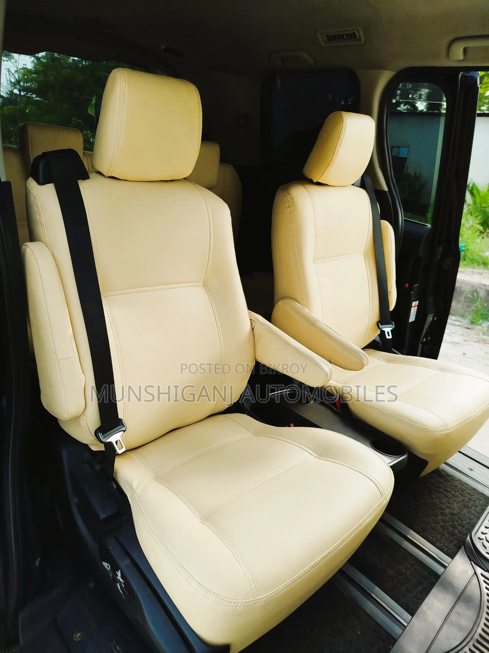 Toyota Esquire 1.8 FWD Hybrid (7 seater) 2015 Black