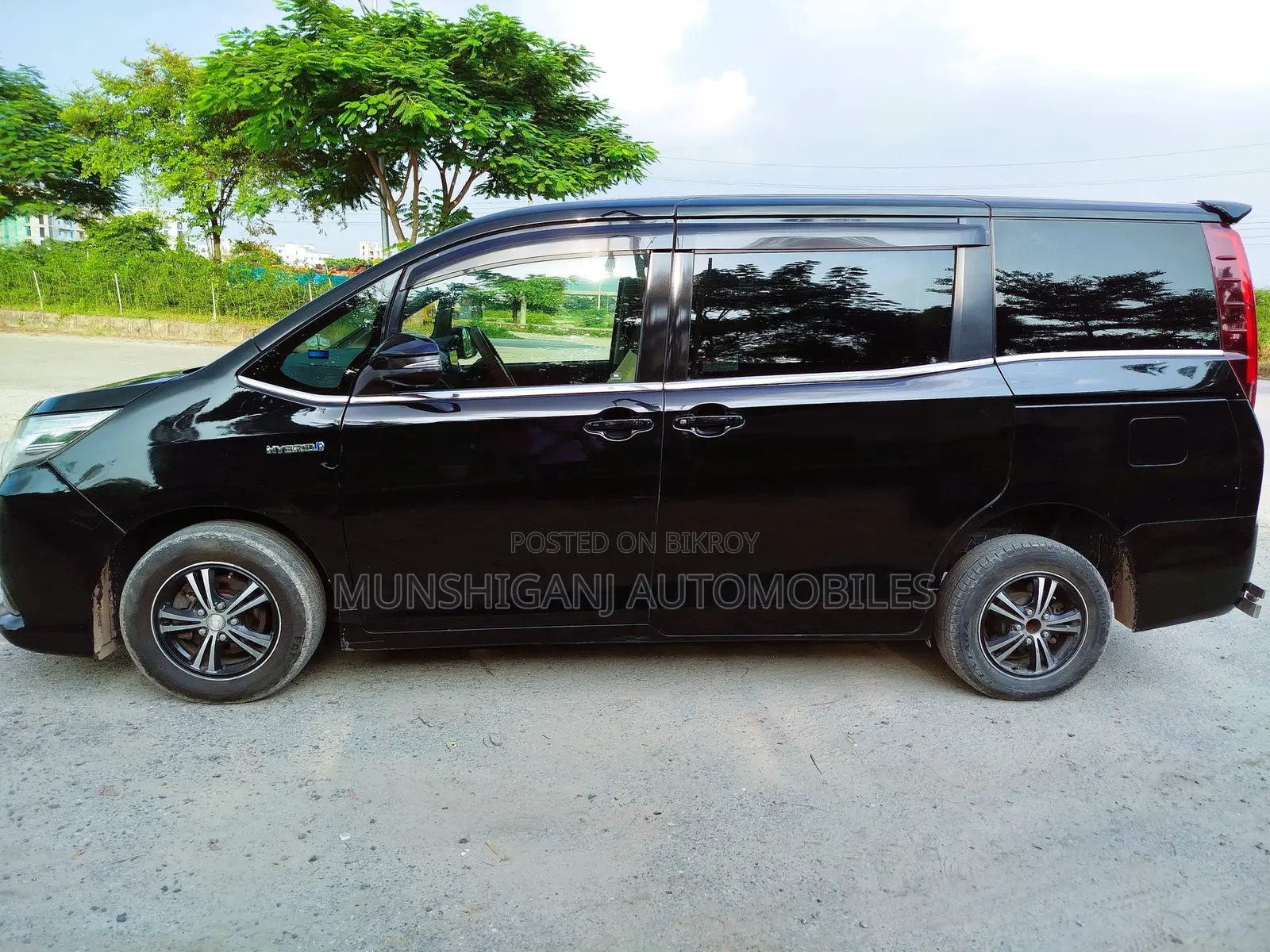 Toyota Esquire 1.8 FWD Hybrid (7 seater) 2015 Black