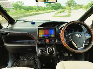 Toyota Esquire 1.8 FWD Hybrid (7 seater) 2015 Black