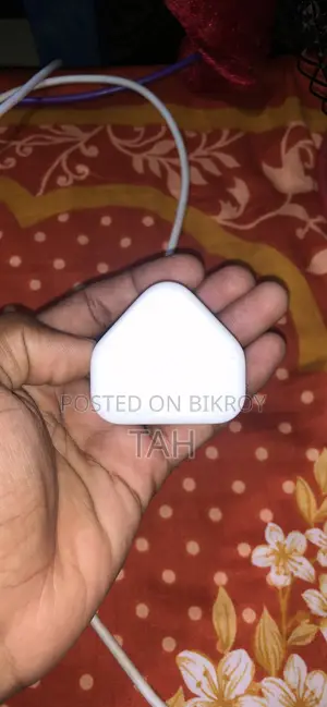 অ্যাপল অরিজিনাল ৫ডব্লিউ ইউএসবি পাওয়ার অ্যাডাপ্টার (৩-পিন ইউকে প্লাগ) - ব্যবহৃত