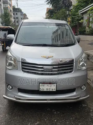 Toyota Noah 2.0 143hp AWD (8 Seater) 2012 Silver