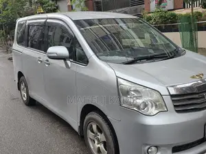 Toyota Noah 2.0 143hp AWD (8 Seater) 2012 Silver