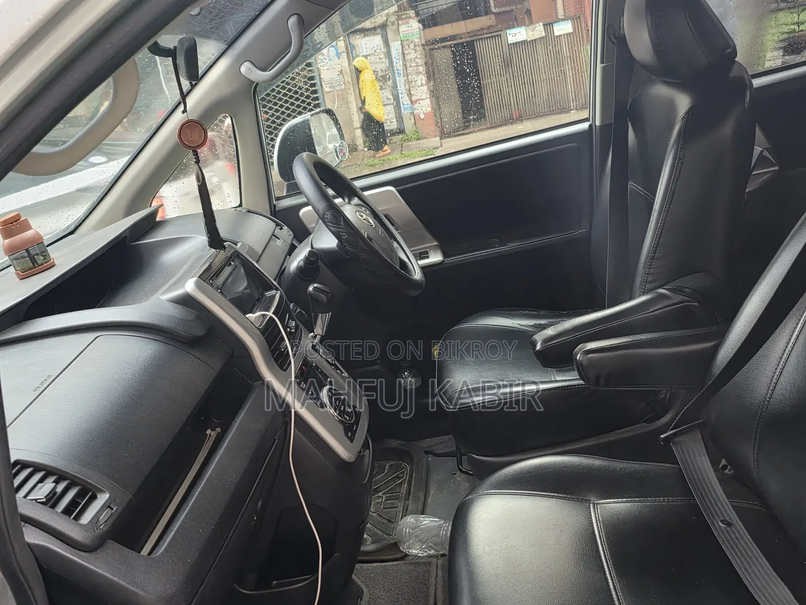 Toyota Noah 2.0 143hp AWD (8 Seater) 2012 Silver