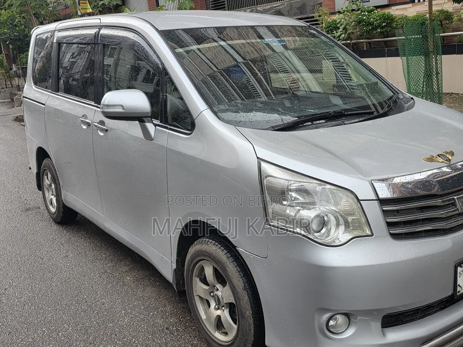 Toyota Noah 2.0 143hp AWD (8 Seater) 2012 Silver