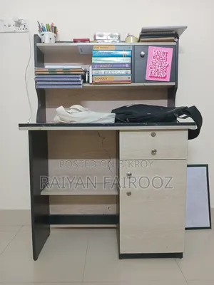 পড়ার টেবিল