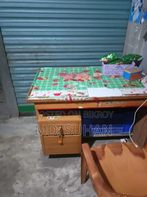 দোকানের তাক একটি টেবিল,