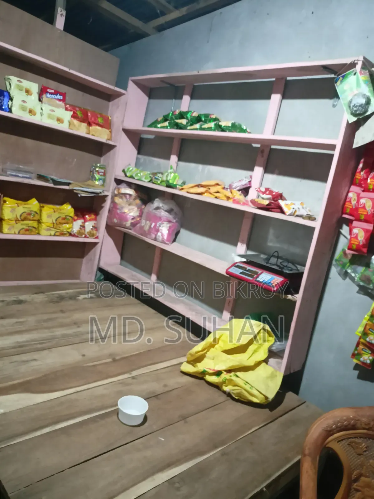 দোকানের তাক একটি টেবিল,
