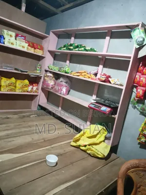 দোকানের তাক একটি টেবিল,