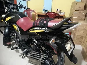 টিভিএস স্ট্রাইকার ১২৫ ২০২২ হলুদ