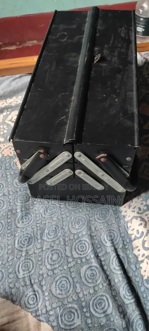 An empty tool box for carrying car tools will be sold.