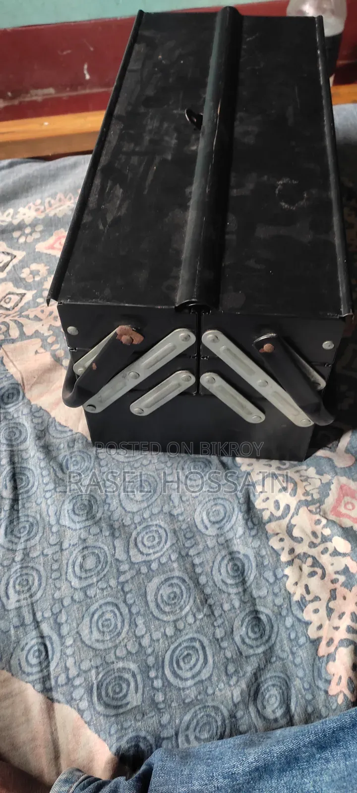 An empty tool box for carrying car tools will be sold.