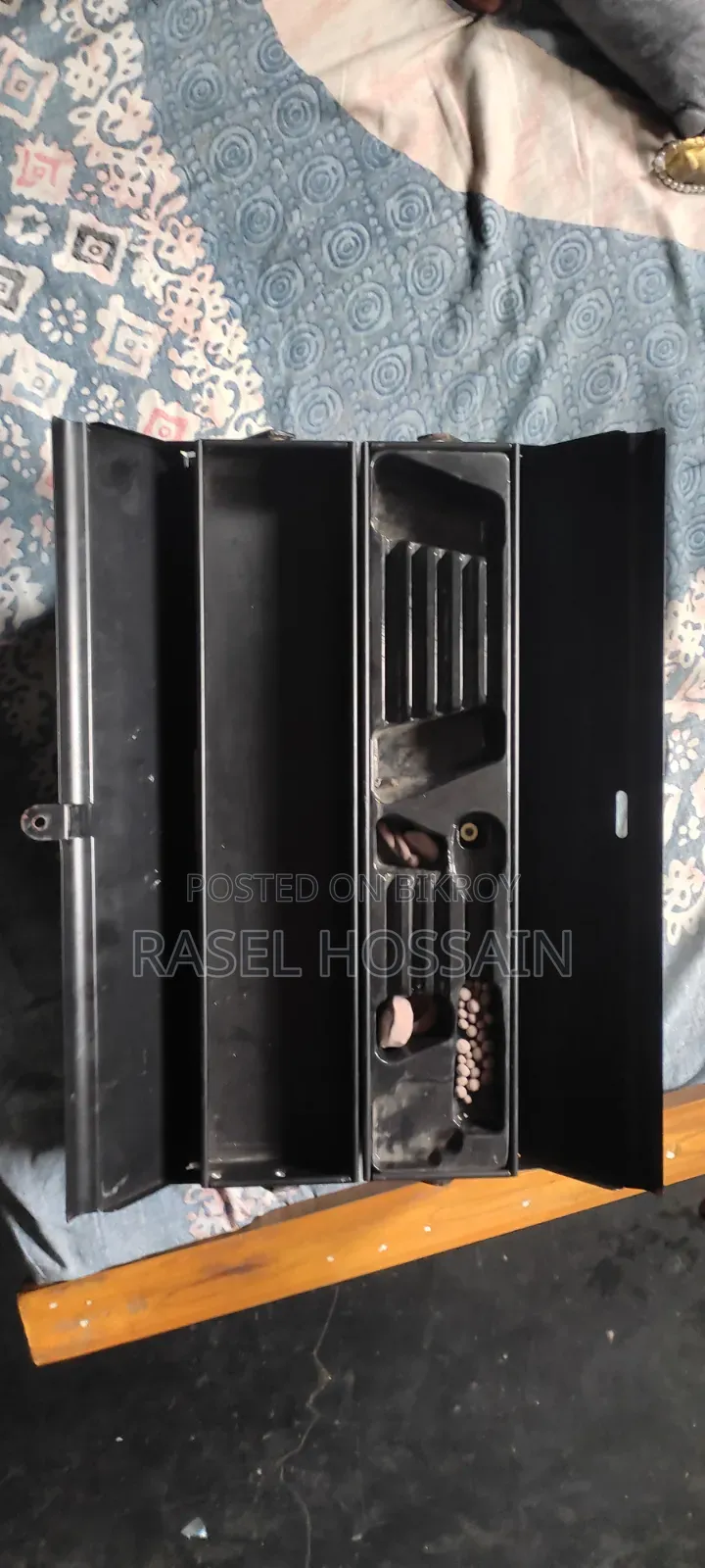 An empty tool box for carrying car tools will be sold.