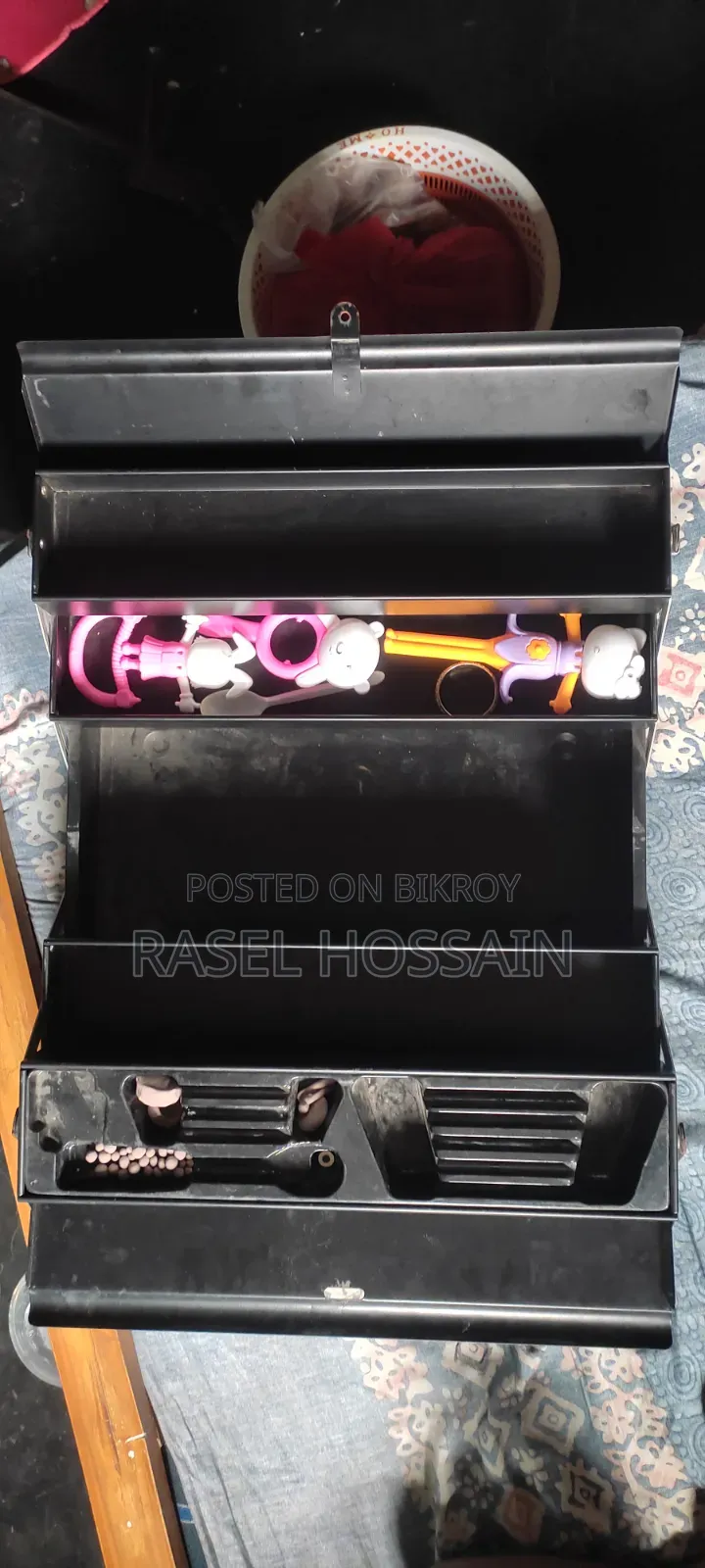 An empty tool box for carrying car tools will be sold.