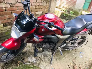 সুজুকি জিক্সার ২০২২ লাল