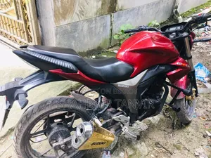 সুজুকি জিক্সার ২০২২ লাল