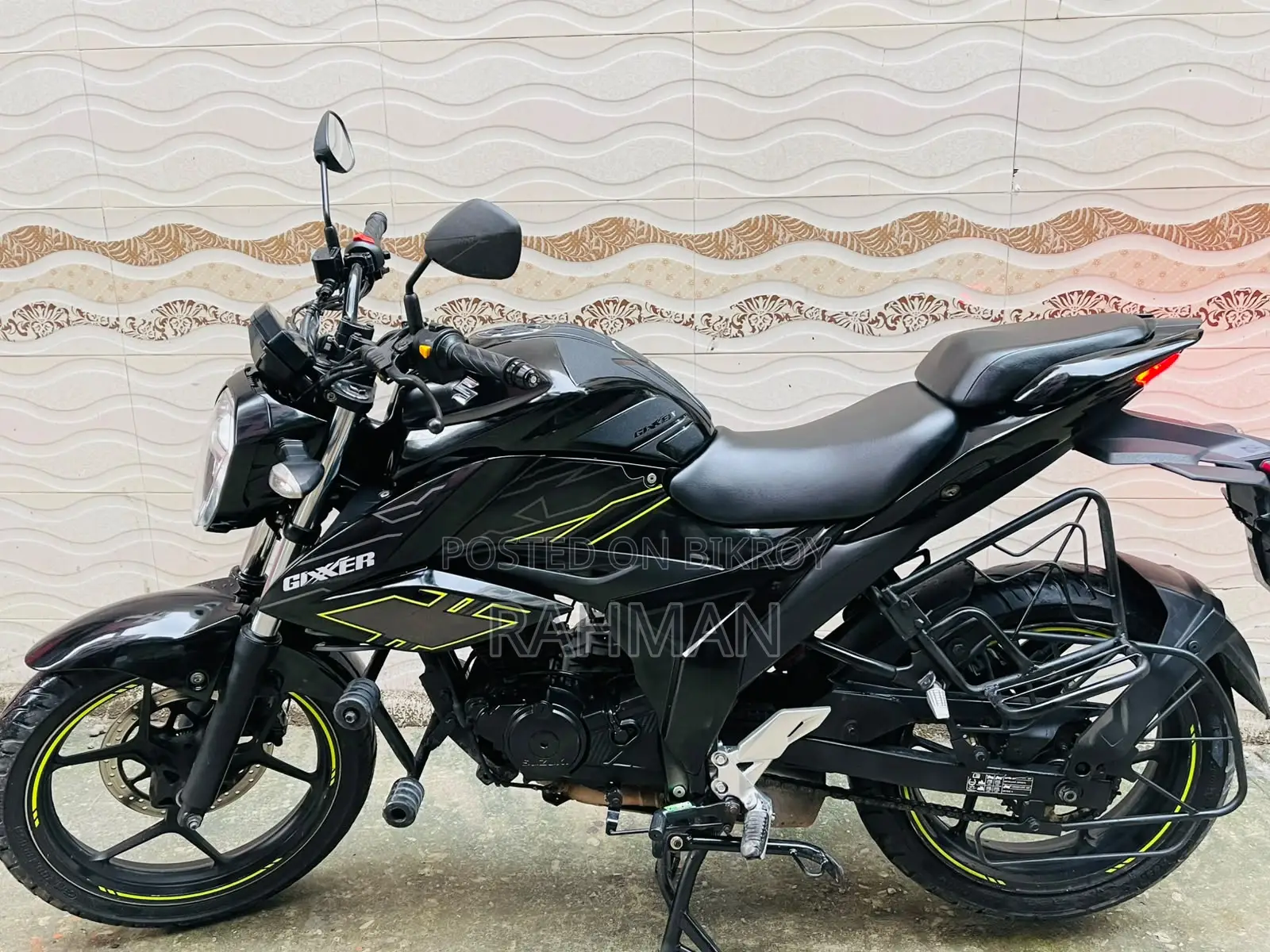 সুজুকি জিক্সার ২০২৪ কালো