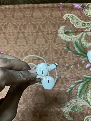 অ্যাপল ইয়ারফোনস