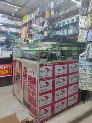 হাফ গ্লাসের শোকেস