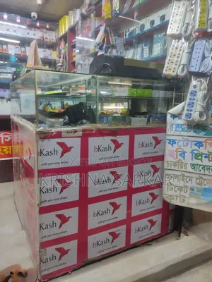 হাফ গ্লাসের শোকেস