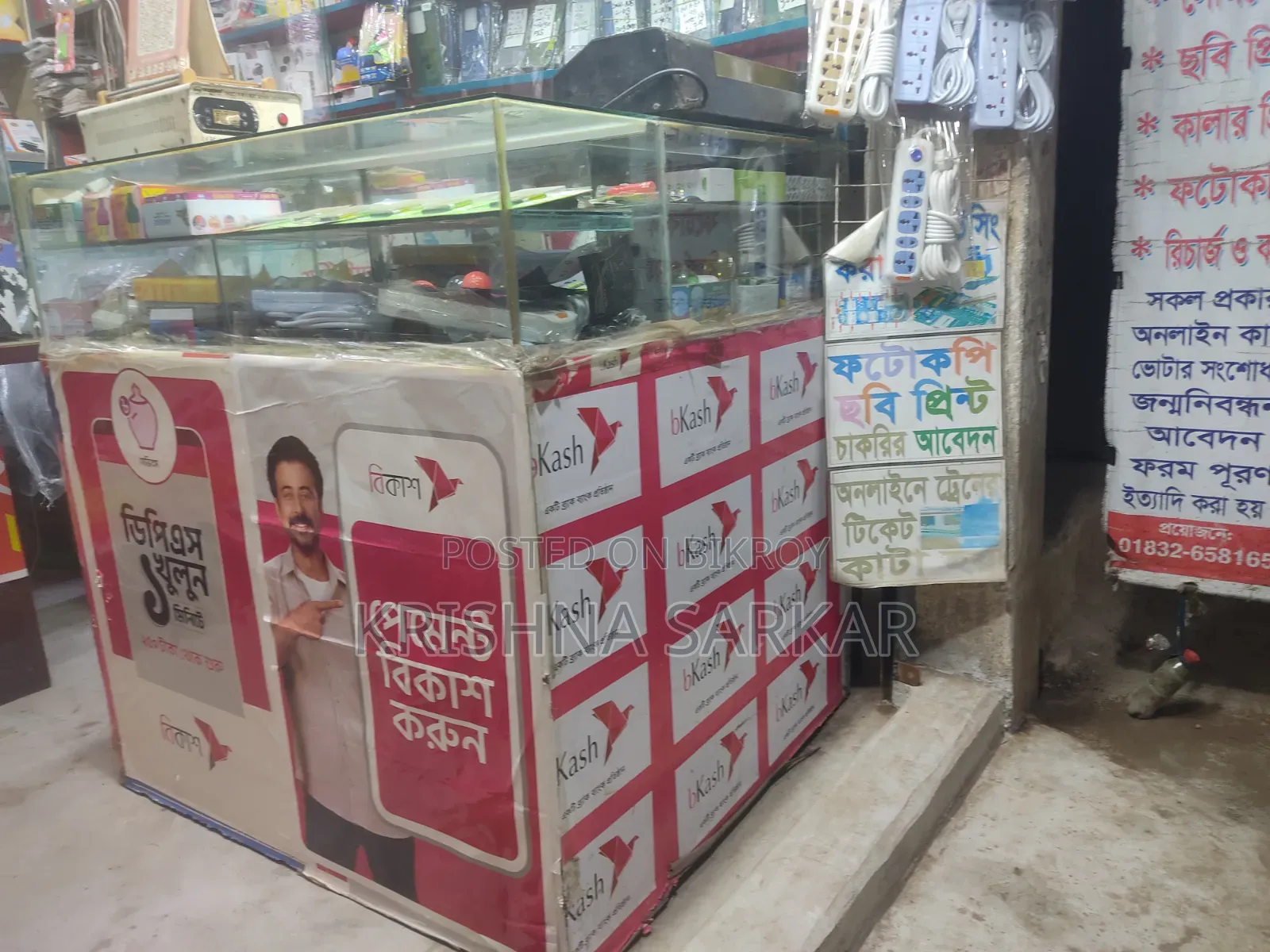 হাফ গ্লাসের শোকেস