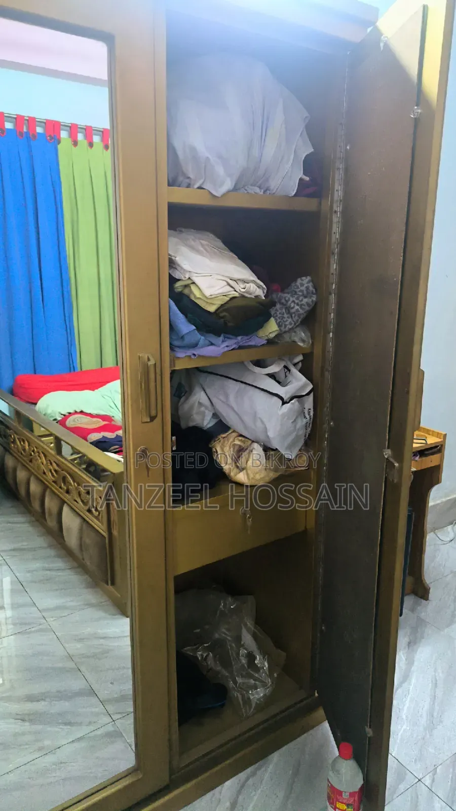 Luxurious Wood Almirah and Dressing Table