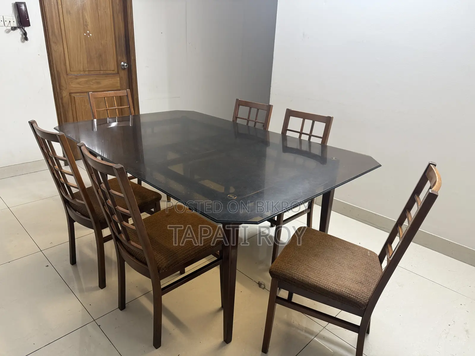 ছয় সিটের ডাইনিং টেবিল