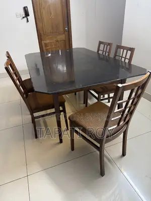 ছয় সিটের ডাইনিং টেবিল