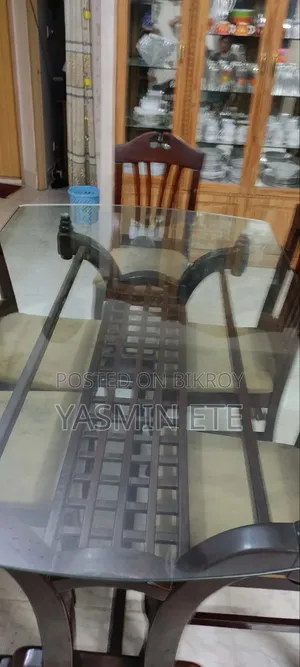 ডাইনিং টেবিল