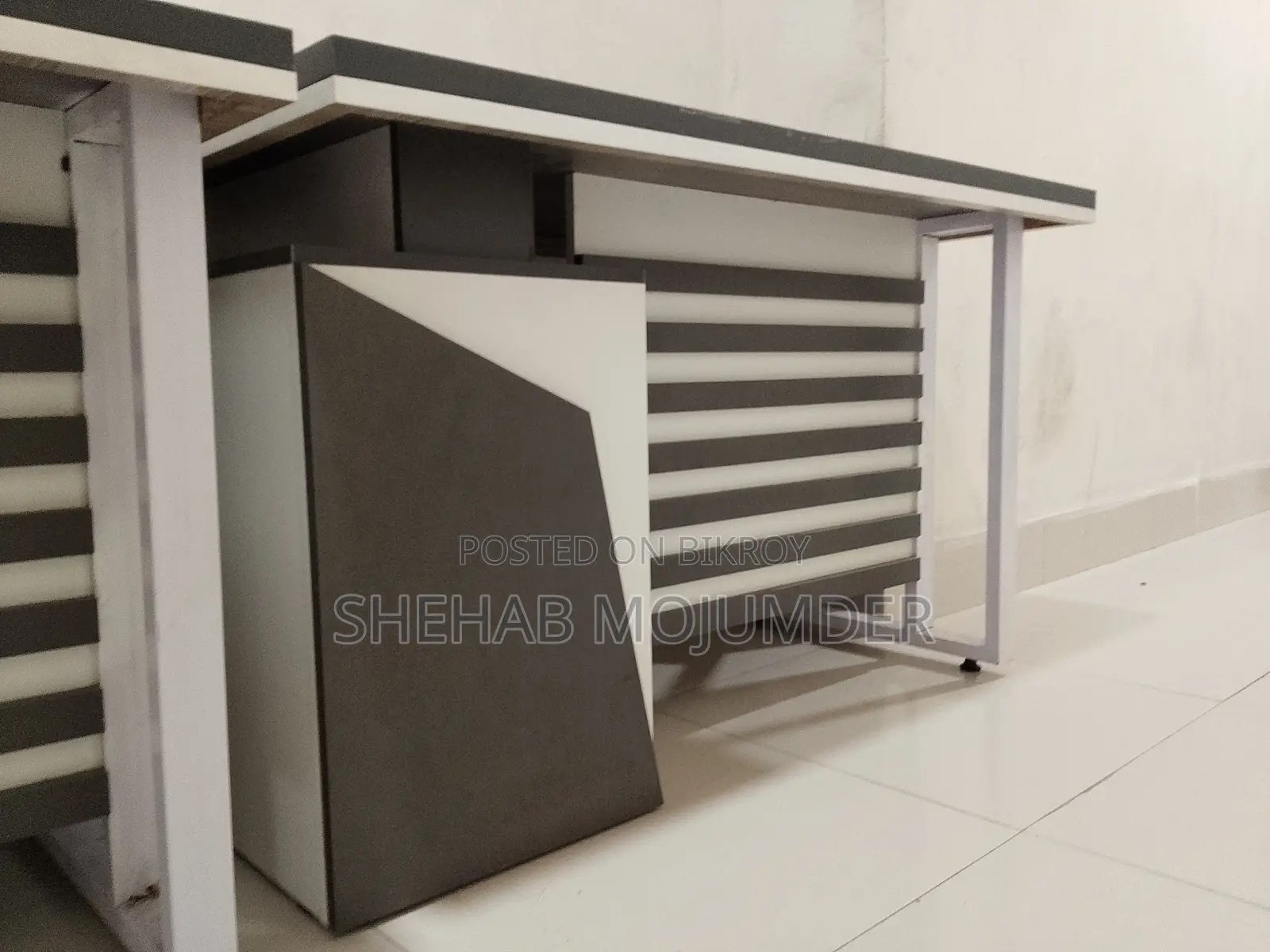২টি টেবিল এবং ১টি ফ্রন্ট ডেস্ক