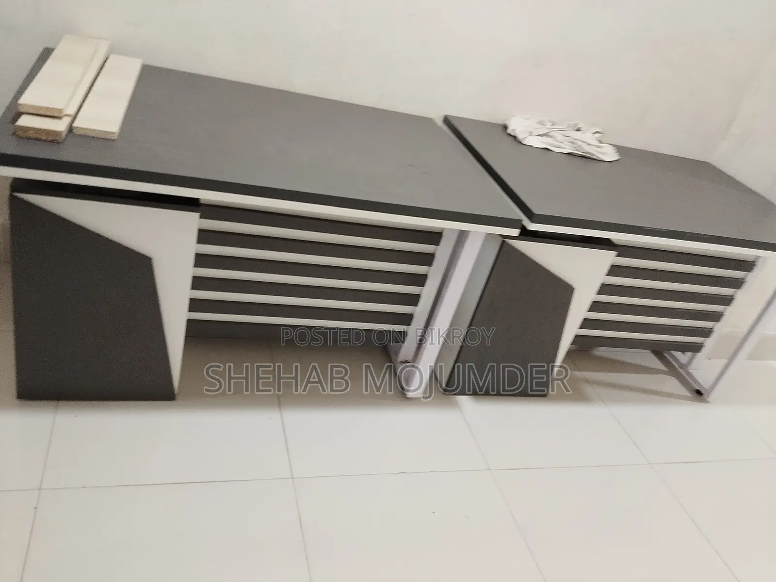 ২টি টেবিল এবং ১টি ফ্রন্ট ডেস্ক