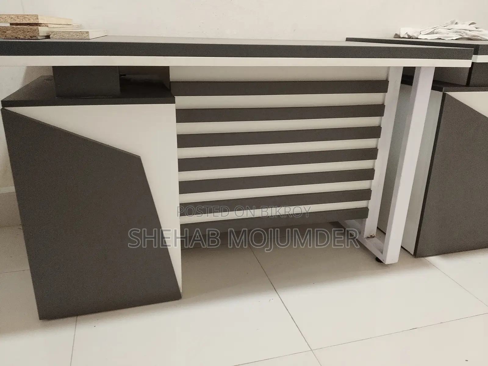 ২টি টেবিল এবং ১টি ফ্রন্ট ডেস্ক