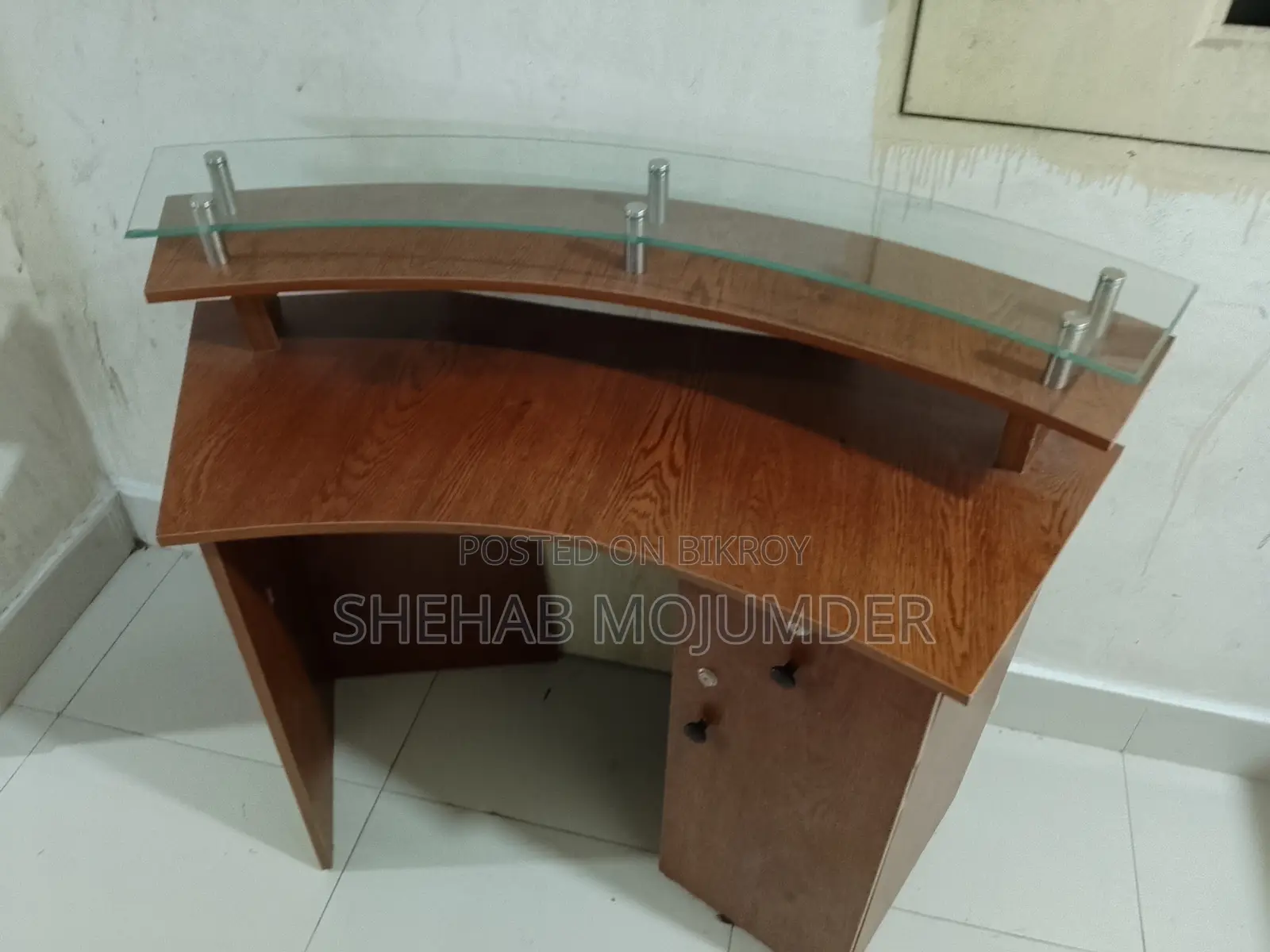 ২টি টেবিল এবং ১টি ফ্রন্ট ডেস্ক