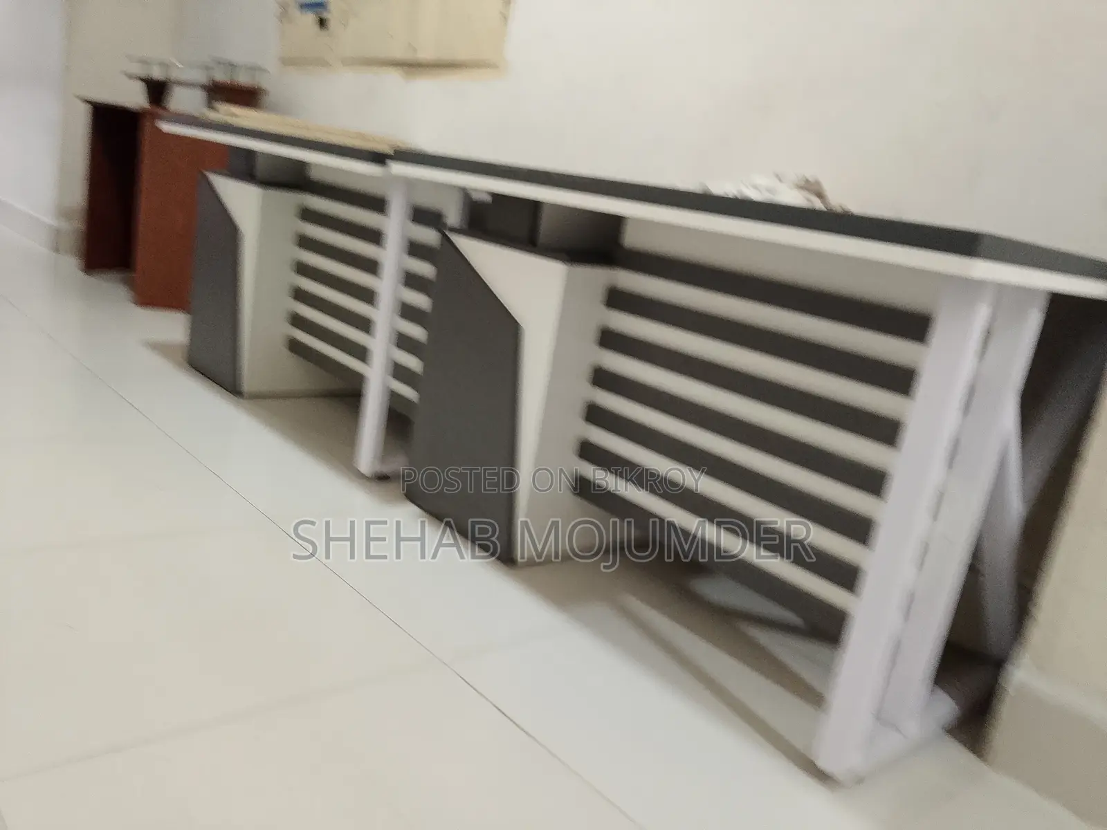 ২টি টেবিল এবং ১টি ফ্রন্ট ডেস্ক