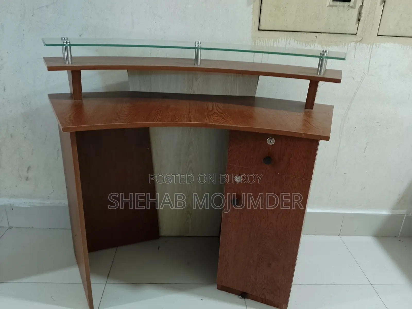 ২টি টেবিল এবং ১টি ফ্রন্ট ডেস্ক