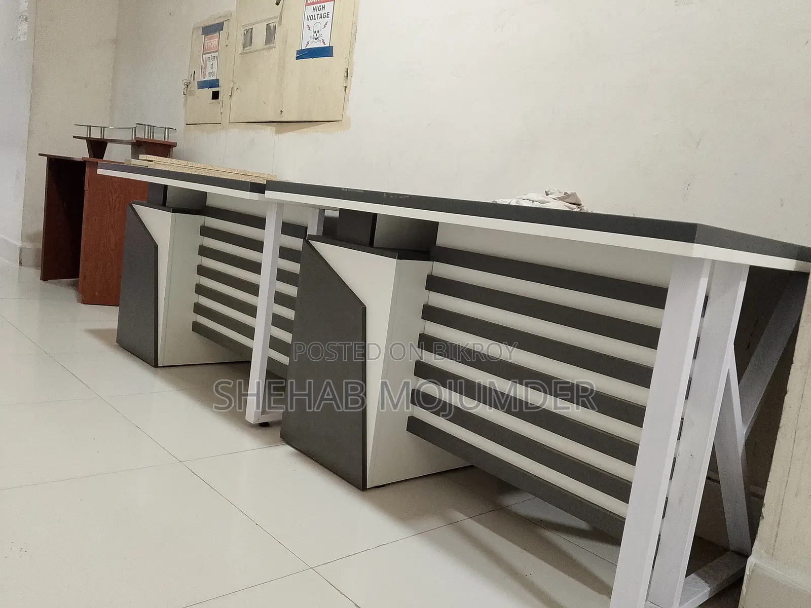 ২টি টেবিল এবং ১টি ফ্রন্ট ডেস্ক