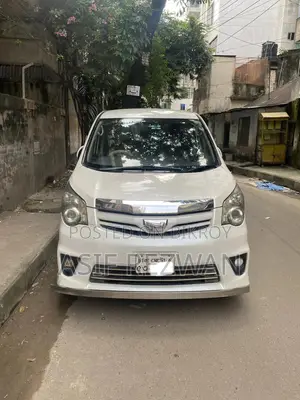 টয়োটা নোয়া ২০১০ পার্ল