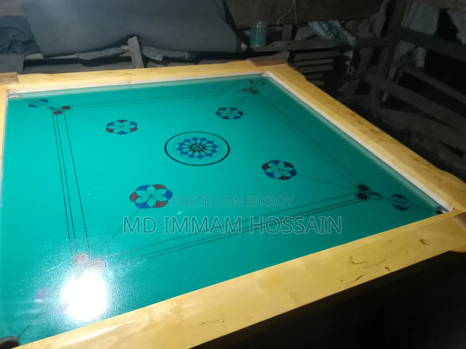 একটি গ্লাসের ক্লাম বোর্ড সাইটে বেল কাট
