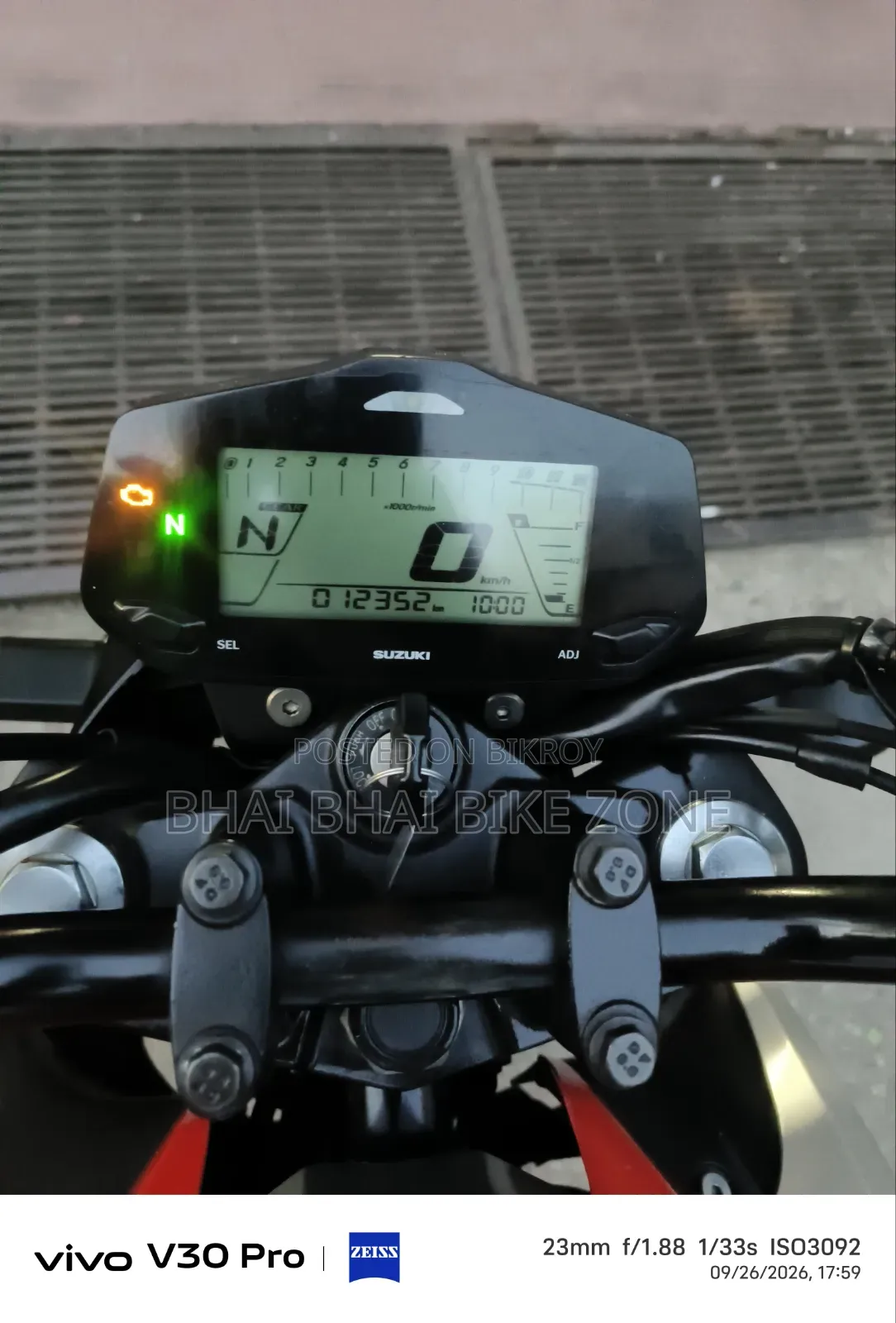 সুজুকি জিক্সার ২০২৪ সিলভার