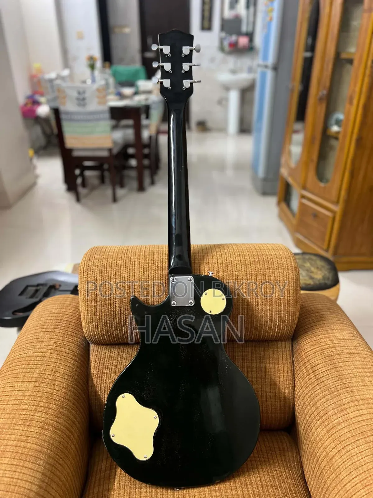 সুইফট লেস পল ইলেকট্রিক গিটার।