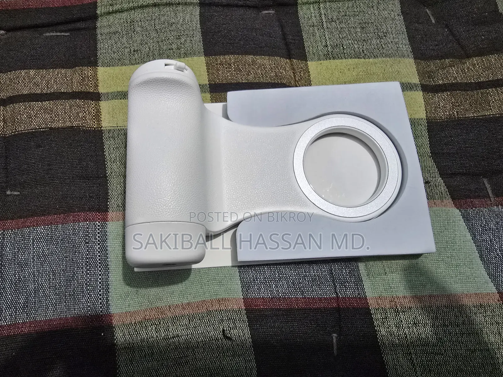 মোবাইলে ছবি তোলার জন্য ব্যবহার করা হয় মোবাইল হ্যান্ড গ্রিপ