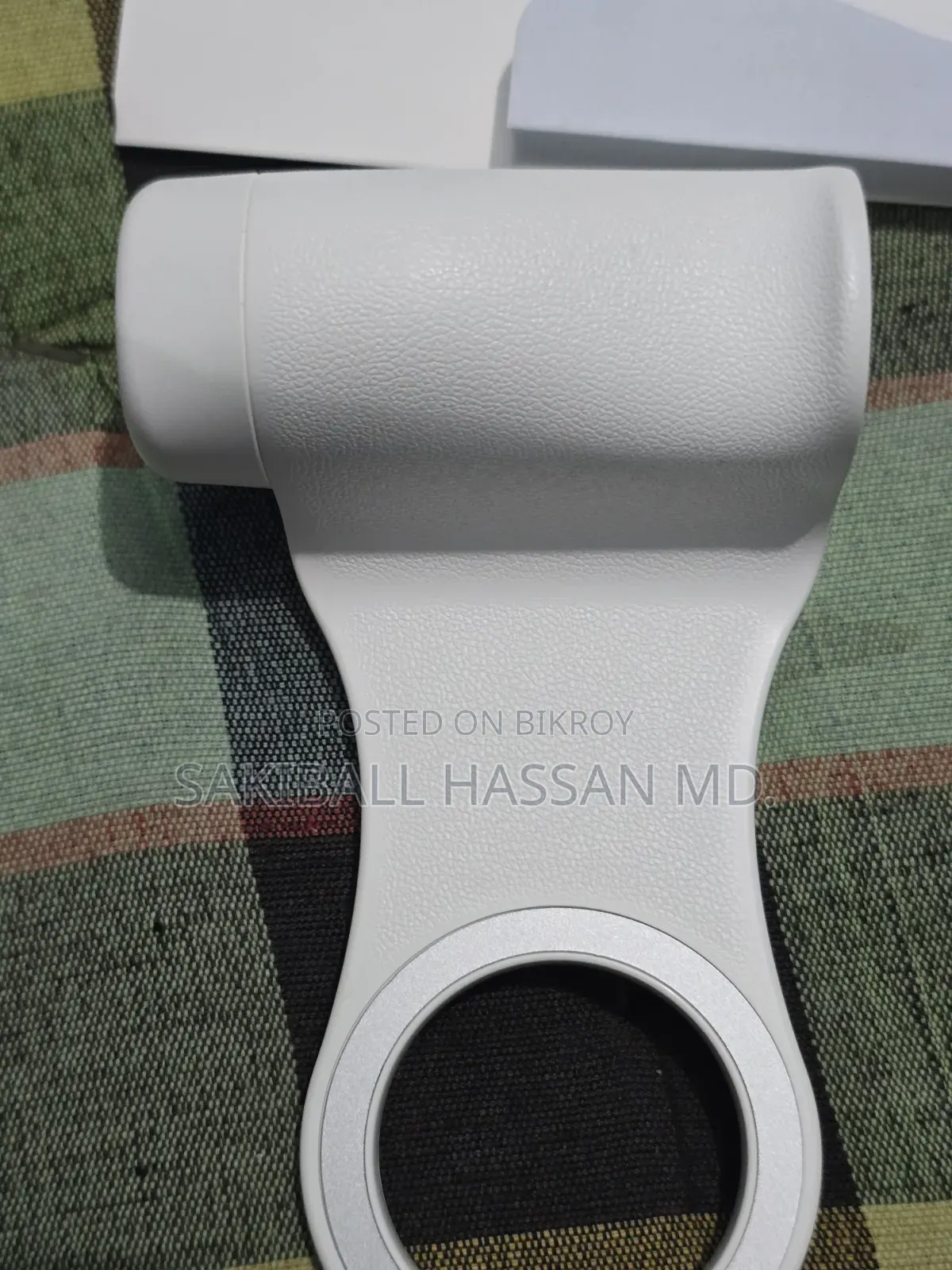 মোবাইলে ছবি তোলার জন্য ব্যবহার করা হয় মোবাইল হ্যান্ড গ্রিপ
