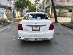 টয়োটা অ্যাক্সিও ১.৫ জি টুডব্লিউডি ২০১৫ সাদা