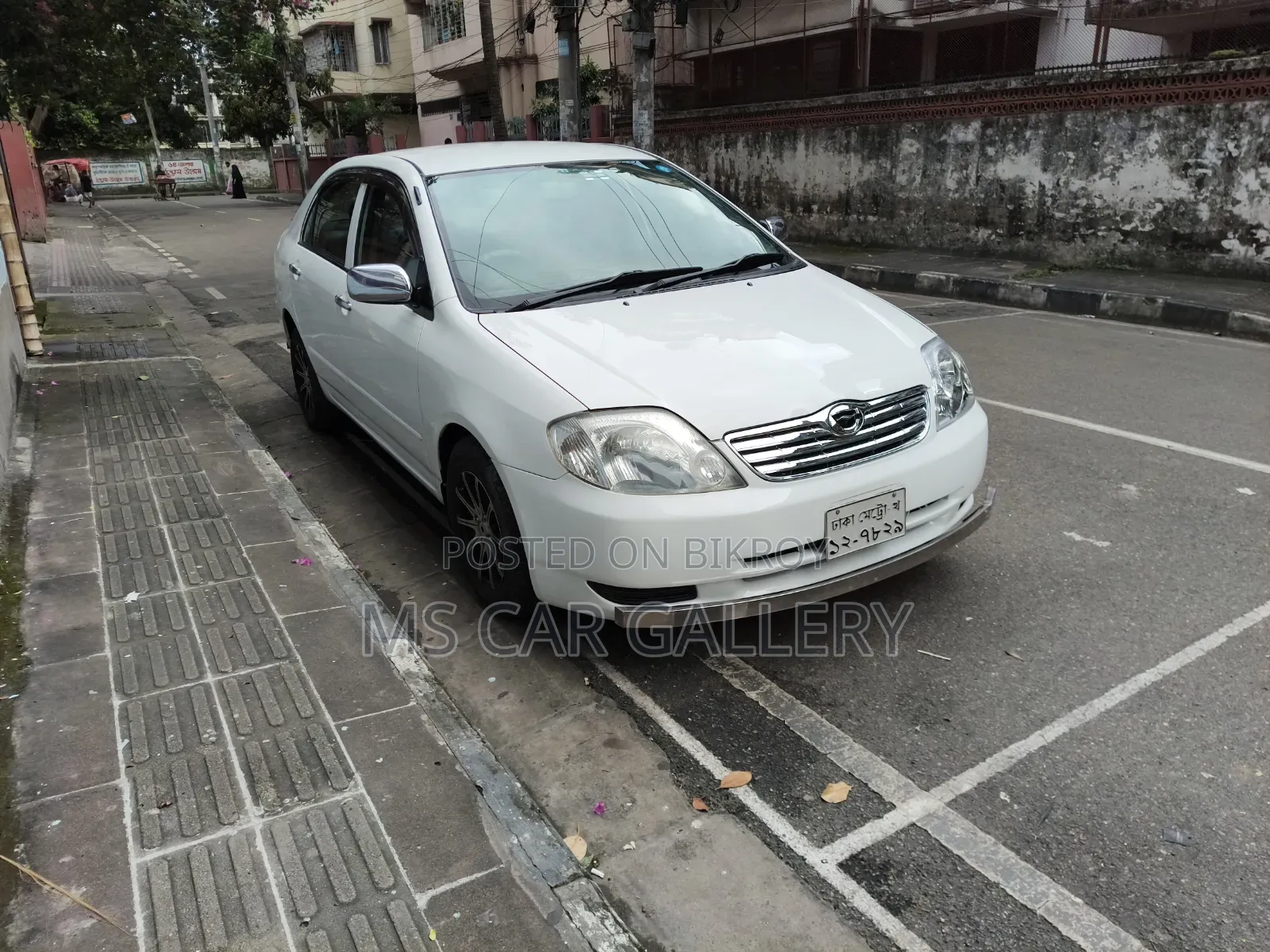 টয়োটা করোল্লা ২০০৩ সাদা