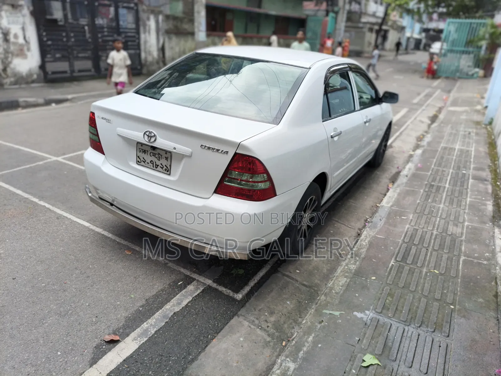 টয়োটা করোল্লা ২০০৩ সাদা
