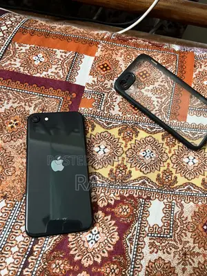 Apple iPhone SE 128 GB Black
