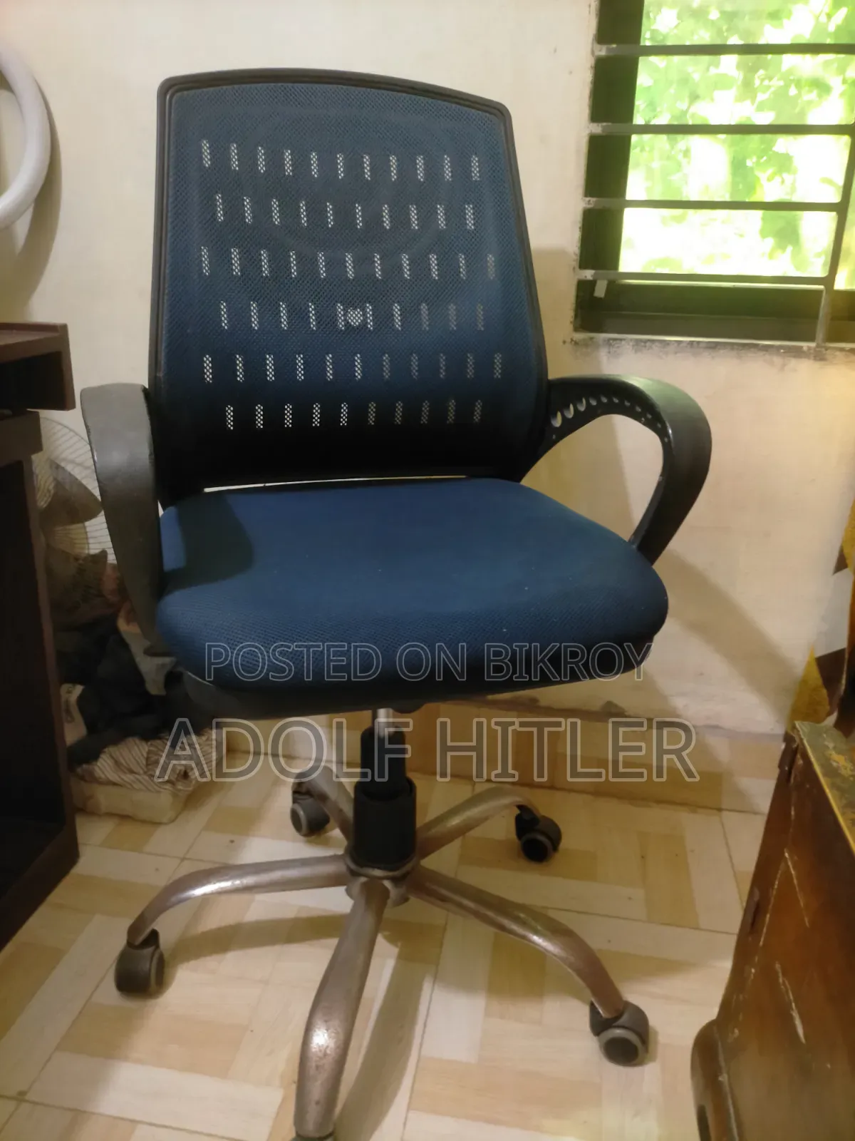 কম্পিউটার টেবিল এবং চেয়ার