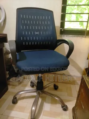 কম্পিউটার টেবিল এবং চেয়ার