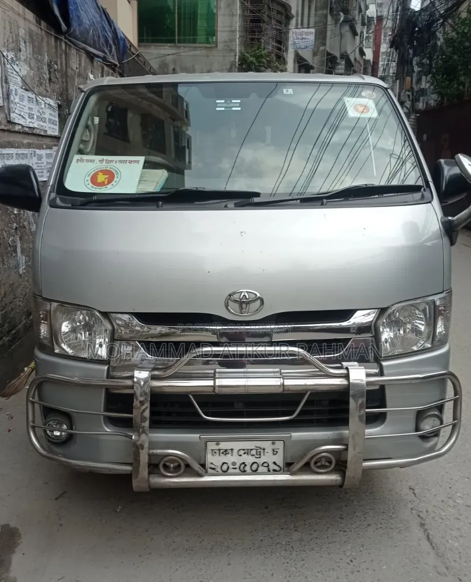 টয়োটা হায়েস ২০১৮ সিলভার