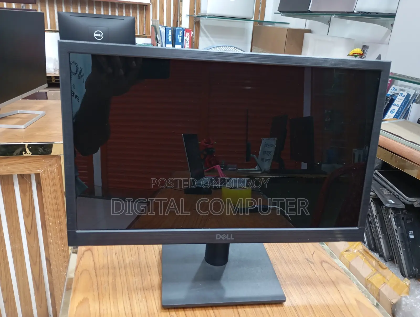 Dell 19" FHD Glossy Computer Monitor