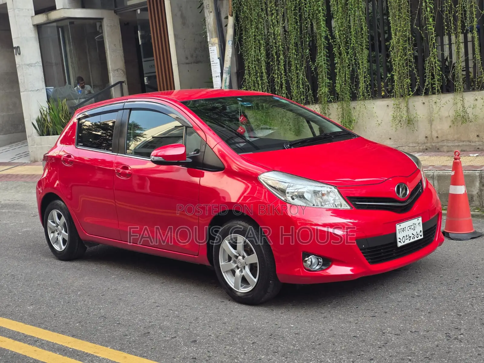 Toyota Vitz 1.3 Front Wheel Drive 5dr 2011 Red